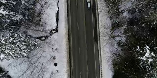 车辆驾驶的山区公路雪自上而下鸟瞰图