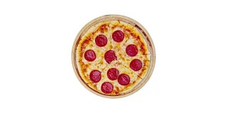 旋转сlassic辣香肠披萨在一个木制的孤立在一个白色的背景。俯视图