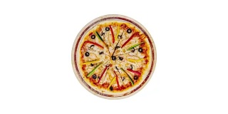 有蘑菇、鸡肉、甜椒和橄榄的旋转披萨放在一个木架上，孤立在白色的背景上。