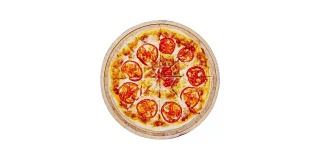 旋转的玛格丽塔披萨在木架上，西红柿片孤立在白色的背景。俯视图