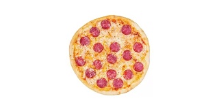 旋转经典的意大利辣香肠披萨孤立在一个白色的背景。俯视图