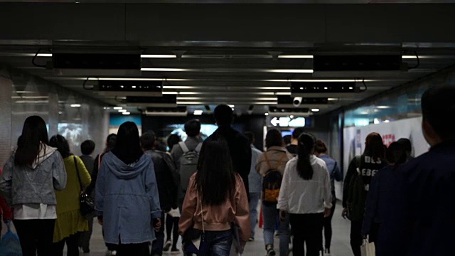 北京地铁地下通道拥挤的背景