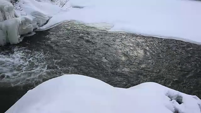 春天，俄罗斯新西伯利亚的布戈塔克河上的冰在融化