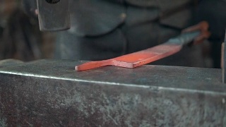 铁匠在铁匠铺里手工锻造视频素材模板下载