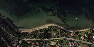 鸟瞰图上的度假小镇在海边，希腊