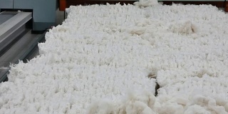 纺织厂的梳棉机