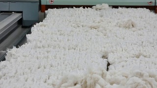 纺织厂的梳棉机视频素材模板下载