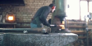铁锤在前面，铁匠用滚烫的钢工作