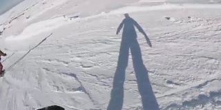 山上的自由滑雪者