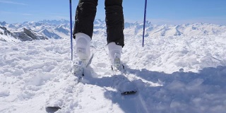 滑雪靴在高山滑雪胜地的慢动作近景