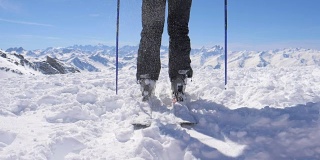 慢动作滑雪靴被插入到滑雪板的固定处并扣住它们