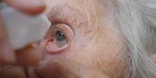 多莉拍摄了一个戴眼镜的老妇人在户外。一个满脸皱纹的老妇人的眼睛。外面祖母的画像。特写慢动作