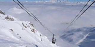 大木屋滑雪举重运动员登上山顶