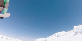 滑雪板在蓝天上跳跃