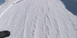 山上的自由滑雪者