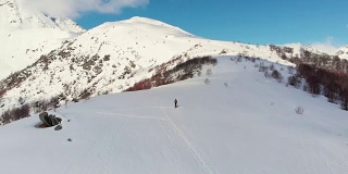 徒步者攀登雪山，滑雪旅游偏僻的雪道独自登山，风景秀丽的雪山背景。