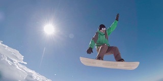 滑雪板在蓝天上跳跃