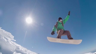 滑雪板在蓝天上跳跃视频素材模板下载