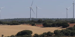 风车发电技术，绿色技术，清洁和可再生能源解决方案，美丽的风车涡轮机利用清洁，绿色，风能在西班牙的油田