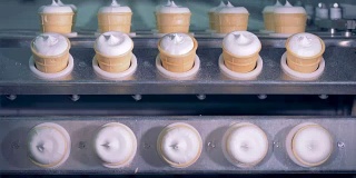 冰淇淋生产的工业设备是现成的冰淇淋。