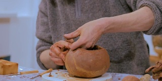 专业男陶工制作陶罐
