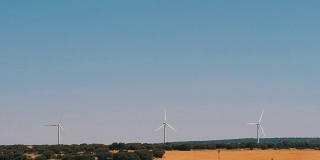风车发电技术，绿色技术，清洁和可再生能源解决方案，美丽的风车涡轮机利用清洁，绿色，风能在西班牙的油田