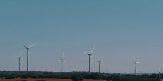 美丽的风车涡轮机在西班牙的田地里利用清洁、绿色的风能。风车发电技术，绿色技术，清洁和可再生能源解决方案