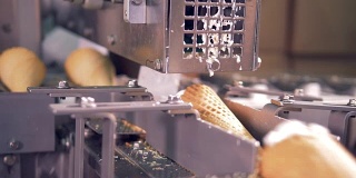 食品工厂的冰淇淋包装生产线。