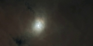 夜空中有满月和云。间隔拍摄。