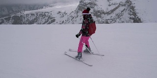 初学滑雪的女子正从吊车下面的斜坡上滑下去
