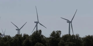 绿色技术，清洁和可再生能源解决方案，美丽的风车涡轮机利用清洁，绿色的风能在西班牙的油田。风车发电技术