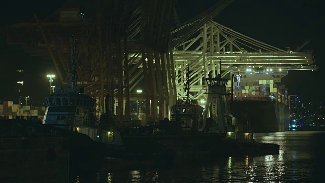 西雅图港口码头杜瓦米什河拖拉机拖船货船船在晚上卸载货物集装箱