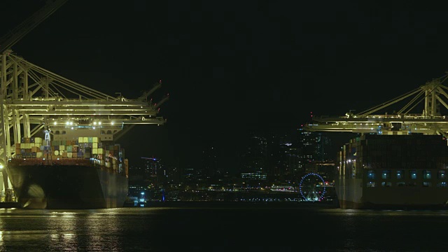 西雅图港岛航运码头货船货船在夜间沿杜瓦米什水道装卸集装箱