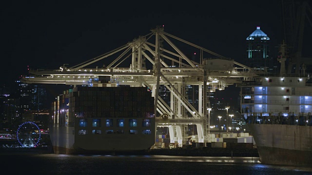 货运船装载半卡车货物的时间流逝夜间西雅图港港岛杜瓦米什水道