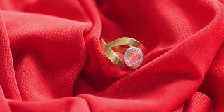 红色缎子上的钻石戒指