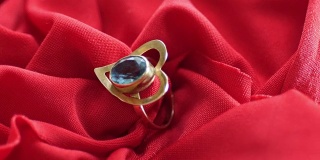 红色缎子上的钻石戒指