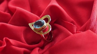 红色缎子上的钻石戒指视频素材模板下载