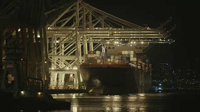 货运船将货物卸载到半卡车时间流逝夜西雅图港岛杜瓦米什水道