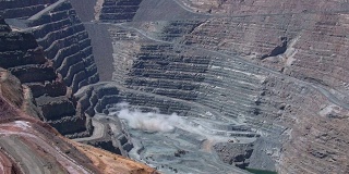 澳大利亚西部卡尔古利博尔德的超级坑金矿爆破