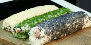 两卷寿司卷都添加了黑鲟鱼寿司卷caviarм