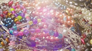 五颜六色的珠子和珍珠，许多人造珠宝视频素材模板下载