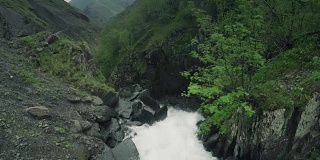 高加索山脉河流高加索美丽自然格鲁吉亚动物水墙无人机全高清