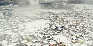 在因特拉肯的一个下雪的早晨-无人机拍摄