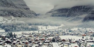 瑞士因特拉肯，阿尔卑斯山谷中白雪覆盖的小屋