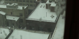 纽约布鲁克林市中心的窗户下起了雪