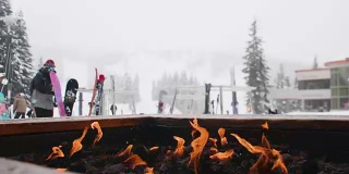 火坑滑雪场两个滑雪板男子抓住他们的板从架下雪的冬天的背景