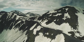 Enduro旅程与小车在高加索雪山高冬季无人机全高清