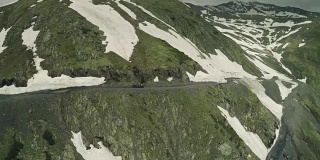 Enduro旅程与小车在高加索雪山高冬季无人机全高清
