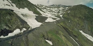 高加索山脉河流和雪山高加索美丽自然格鲁吉亚动物水墙无人机全高清