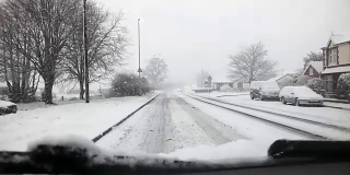 在深雪中开车